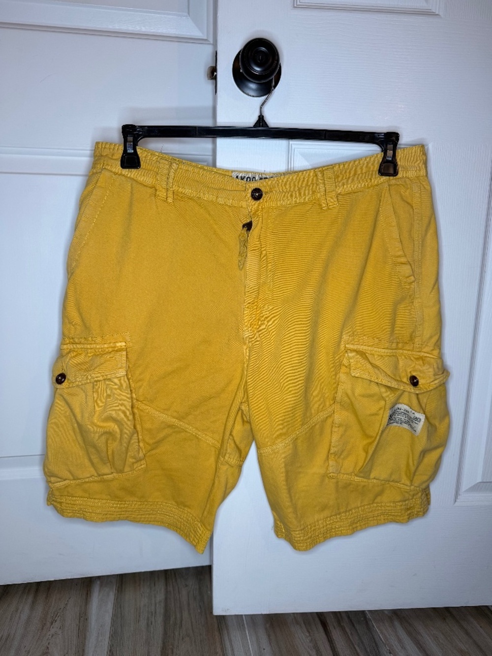 AKOO Brand Y2K Yellow 100% Cotton Cargo Shorts Mens Sz 38 Inseam 10"